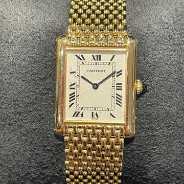 Cartier Tank Louis Cartier, altın versiyonda klasik zarafet